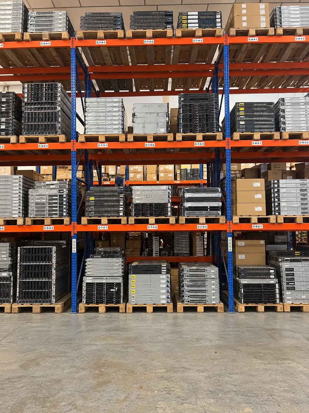 Hardware profesional almacenado en rack